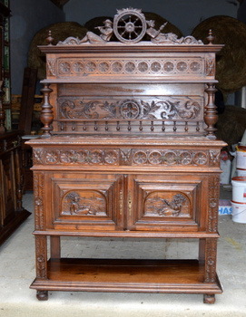 tarířník, příborník s řezbou