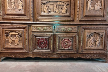 sekretář - obývací stěna, detail řezby