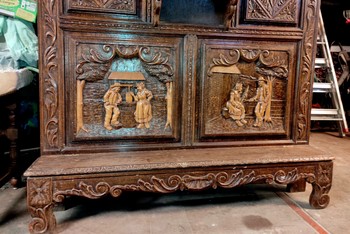 věšáková stěna - detail řezby