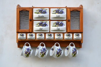 Police třešeň, kořenky macešky