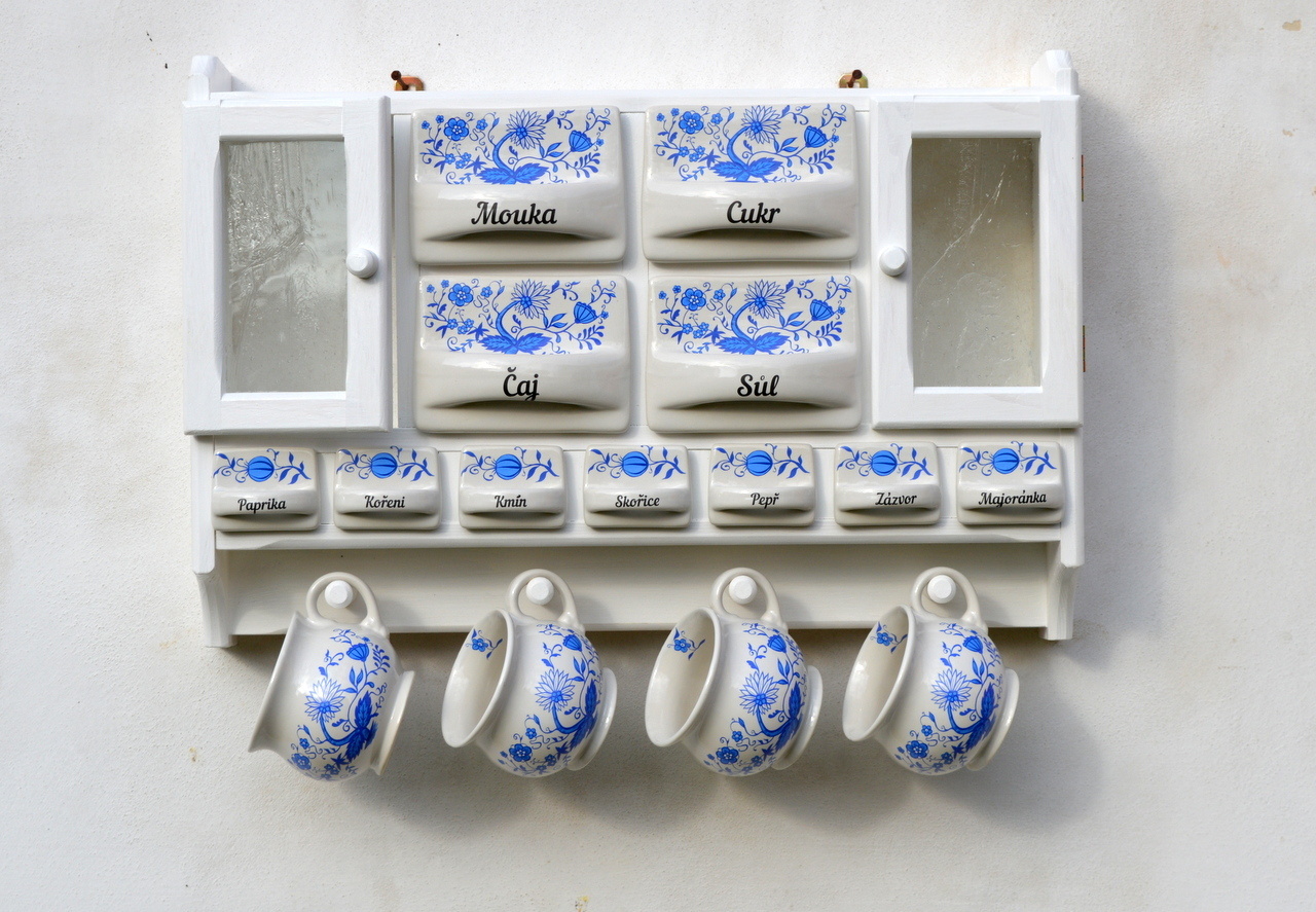 Kořenky - bílá police, motiv cibulák