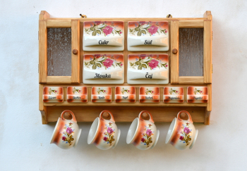 Rustikalní police s kořenky červené růže