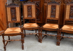 židle s vyřezávanými operadly