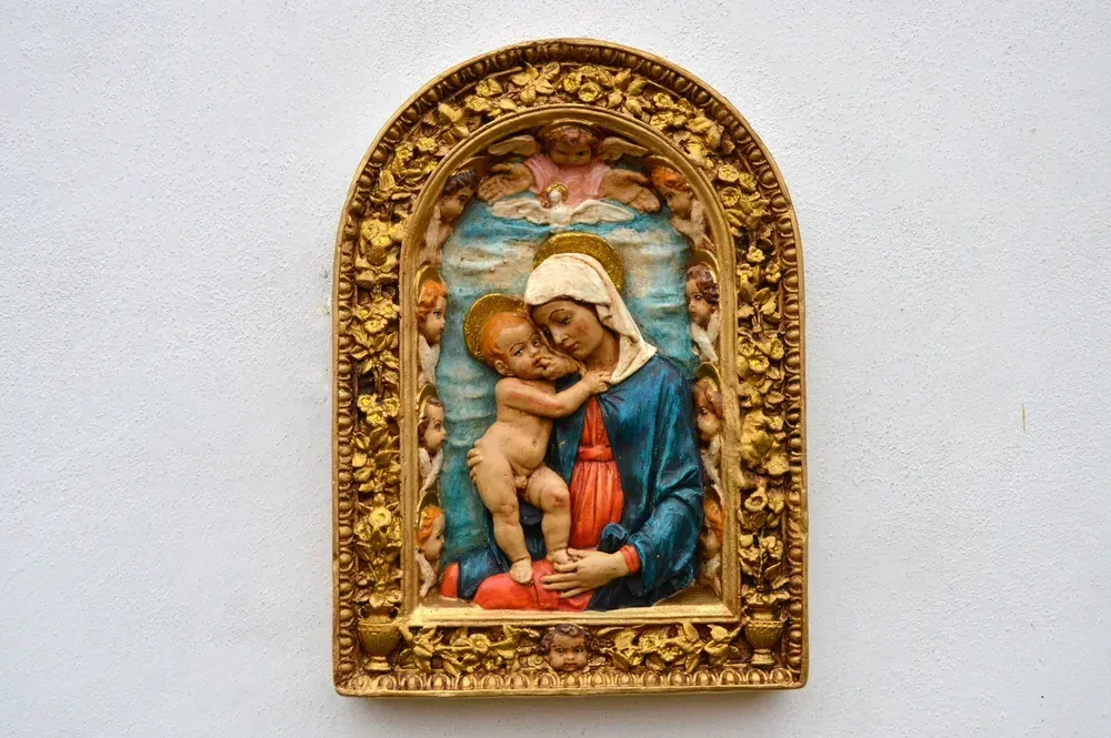 Reliéf panna Marie s Jezuletem a 10 Cherubínů, barevná, výška - 27 cm