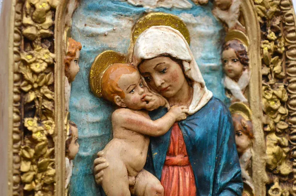 Reliéf panna Marie s Jezuletem a 10 Cherubínů, barevná, výška - 27 cm