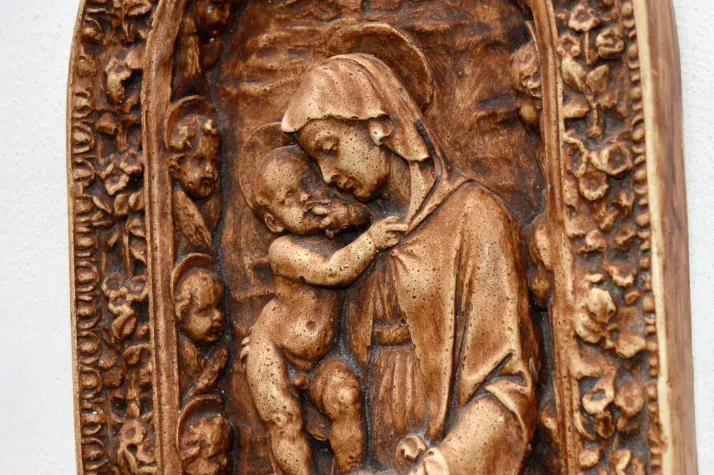 Reliéf panna Marie s Jezuletem a 10 Cherubínů, imitace dřeva, výška - 27 cm