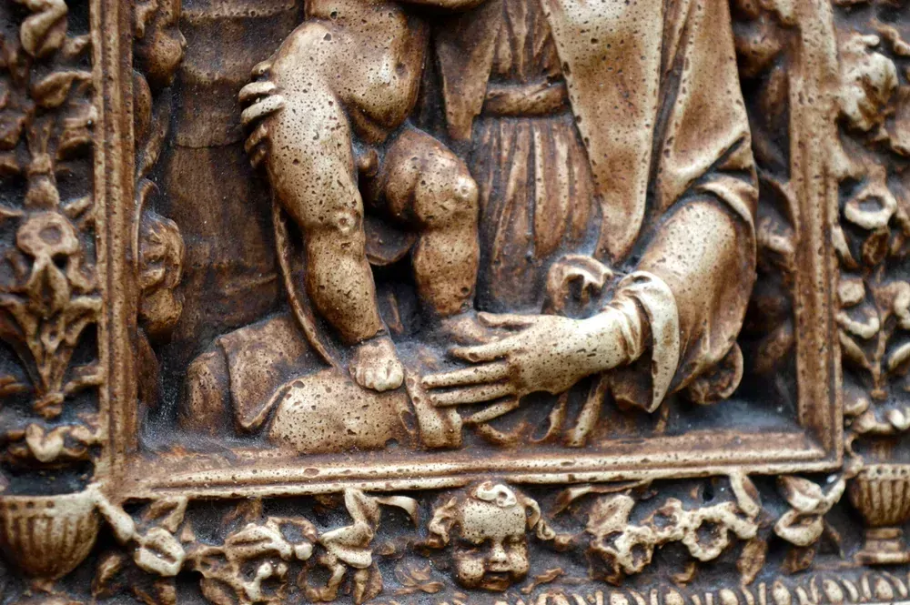 Reliéf panna Marie s Jezuletem a 10 Cherubínů, imitace dřeva, výška - 27 cm