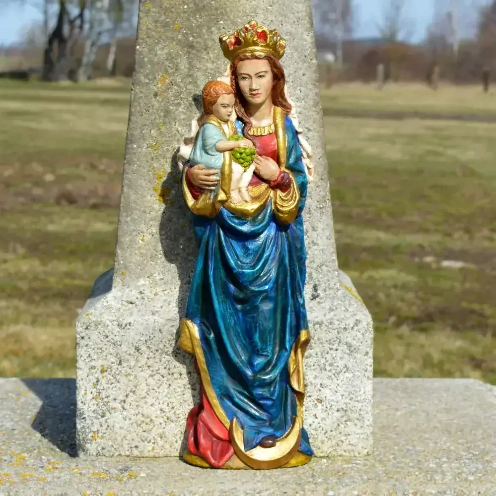 Soška Madona - závěsná plastika (modrorubínová) 50 cm