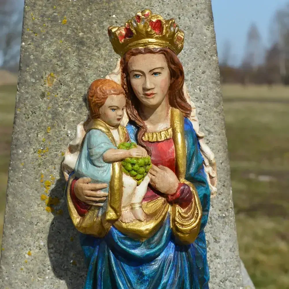 Soška Madona - závěsná plastika (modrorubínová) 50 cm
