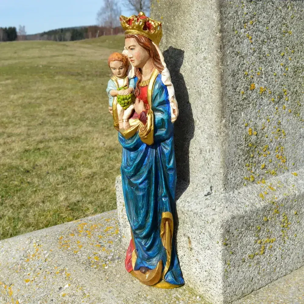Soška Madona - závěsná plastika (modrorubínová) 50 cm