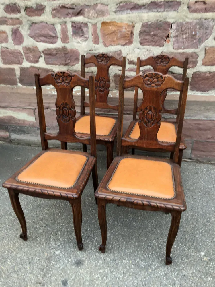 Soubor 4 ks židlí s řezbou