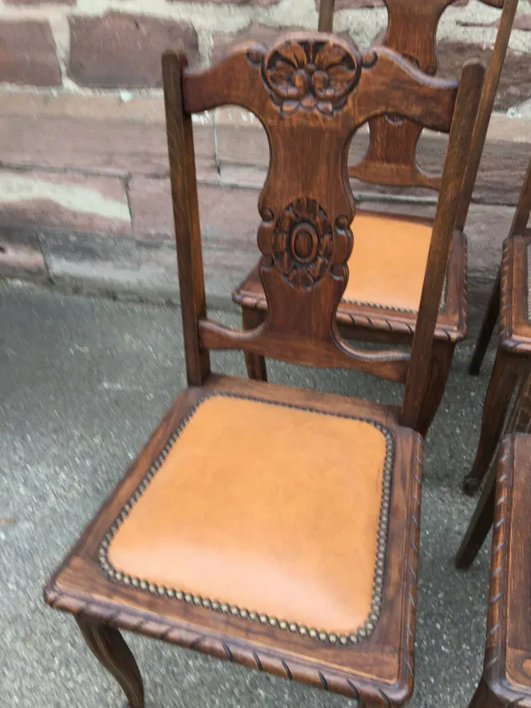 Soubor 4 ks židlí s řezbou