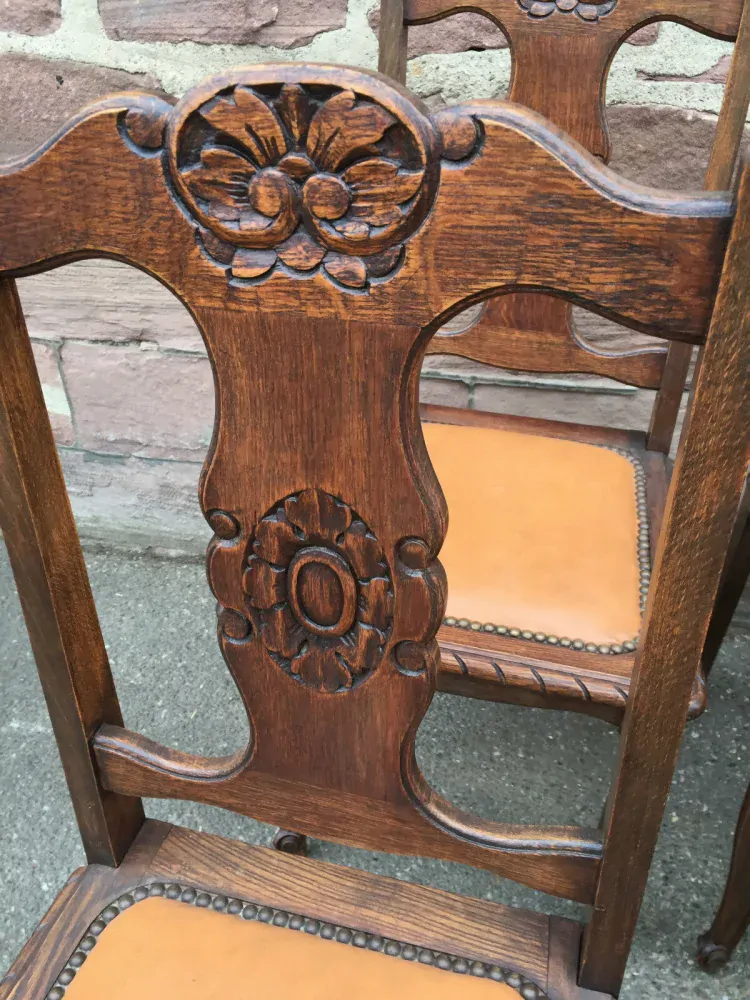 Soubor 4 ks židlí s řezbou