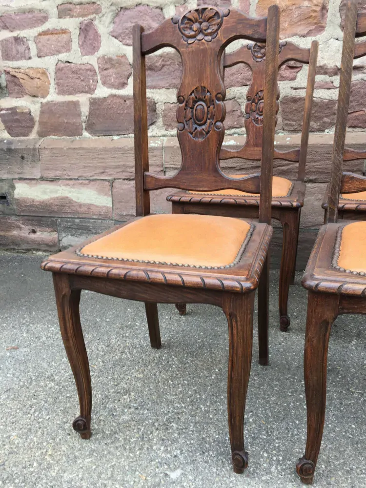 Soubor 4 ks židlí s řezbou