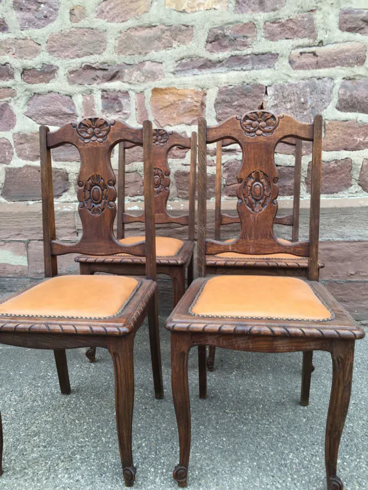 Soubor 4 ks židlí s řezbou