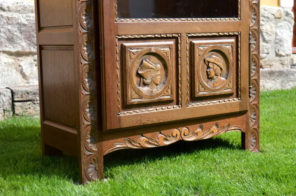 Skleněná vitrína na hrnky a talíře, nebo knihovna