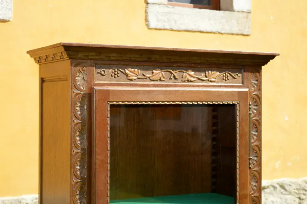 Skleněná vitrína na hrnky a talíře, nebo knihovna