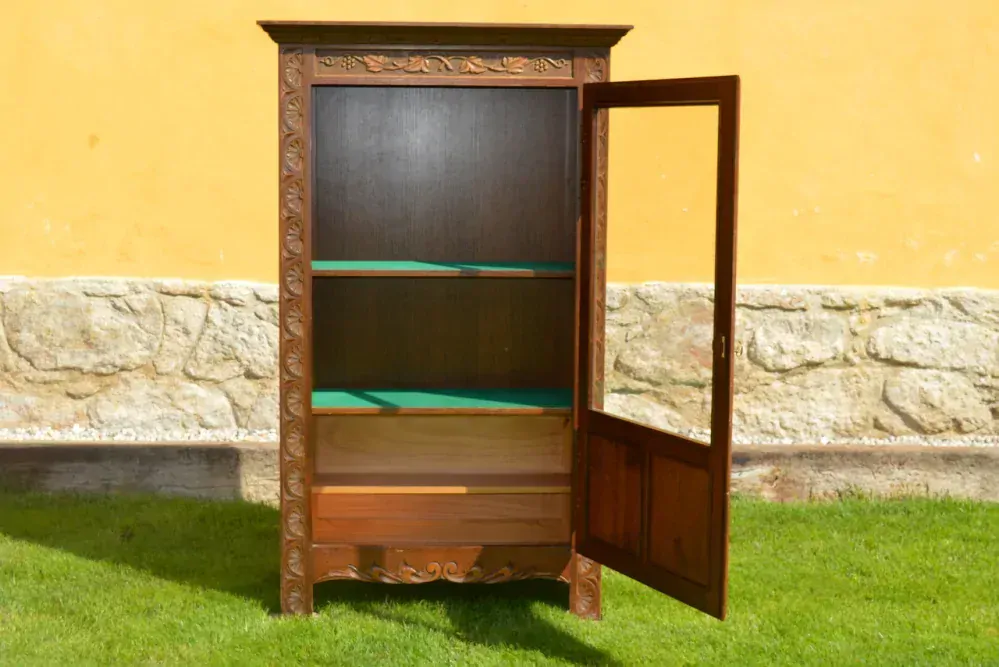 Skleněná vitrína na hrnky a talíře, nebo knihovna