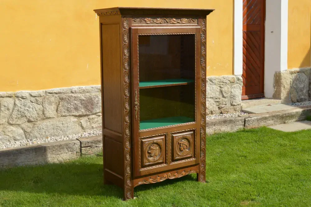 Skleněná vitrína na hrnky a talíře, nebo knihovna