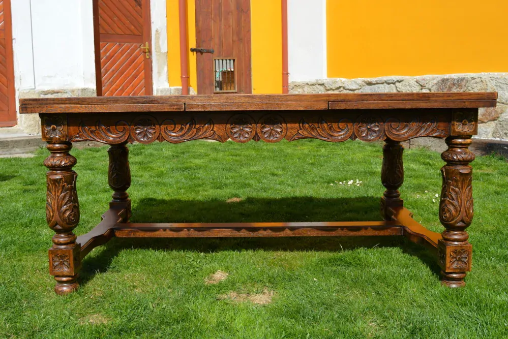 Masivní dubový rozkládací stůl s řezbou - délka až 280 cm