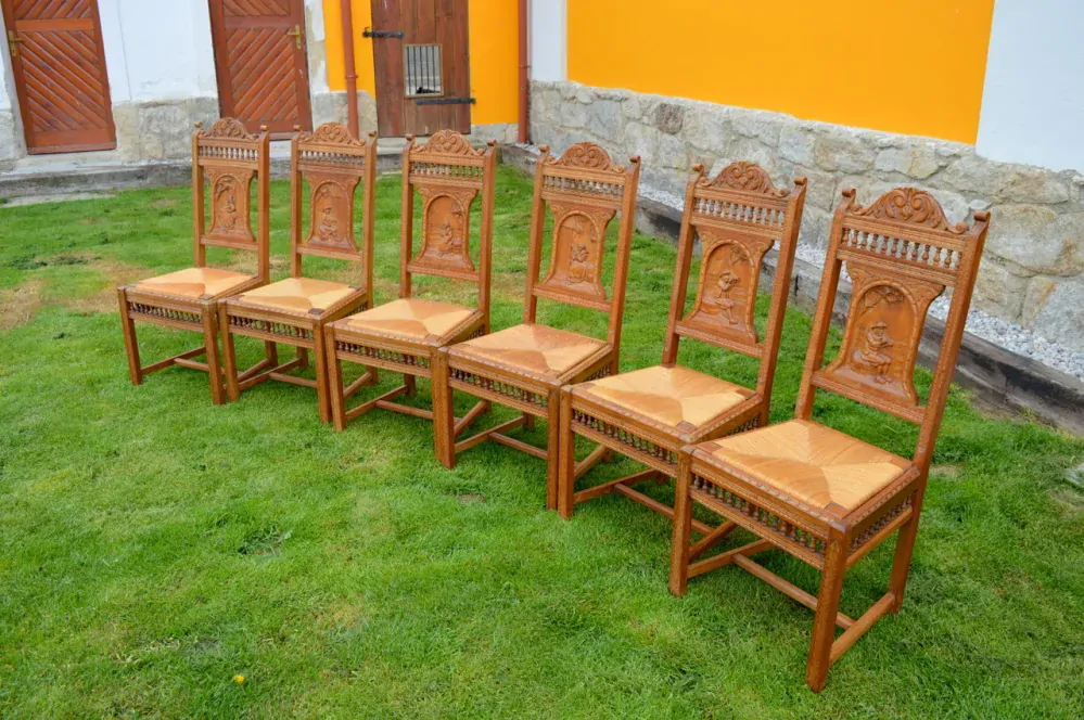 Soubor 6 ks dubových židlí s řezbou