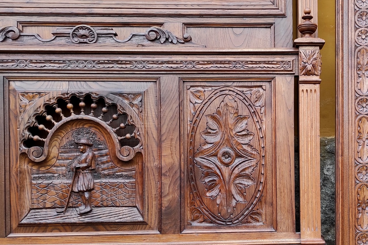 Starožitná postel s řezbou a noční stolek