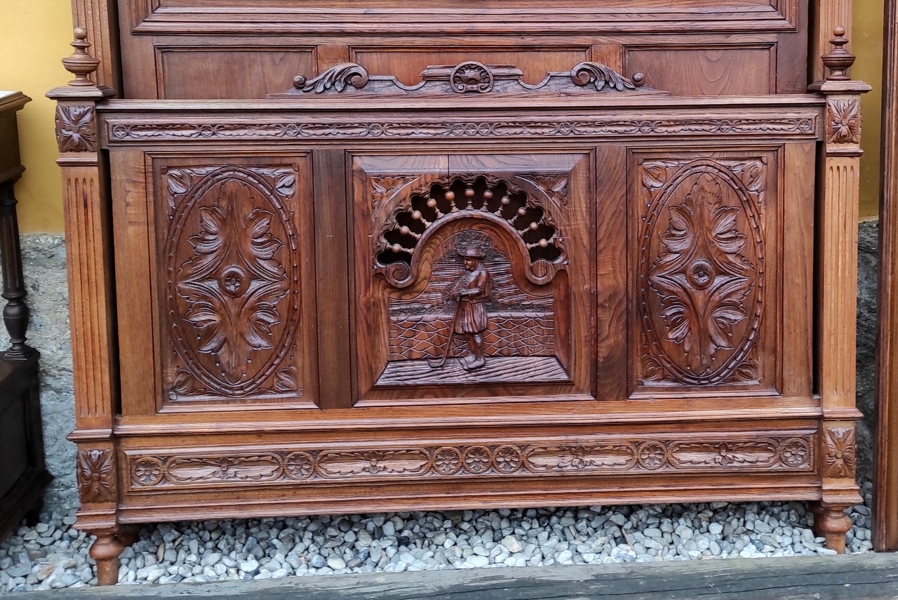 Starožitná postel s řezbou a noční stolek