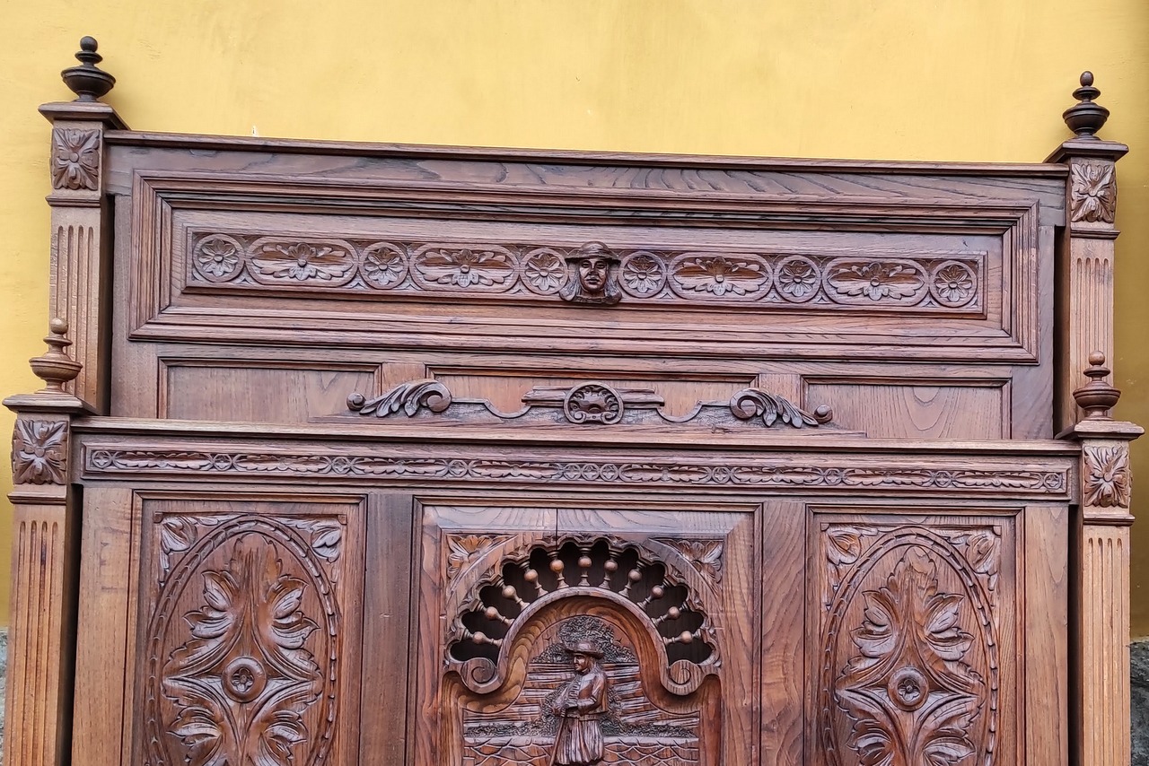 Starožitná postel s řezbou a noční stolek