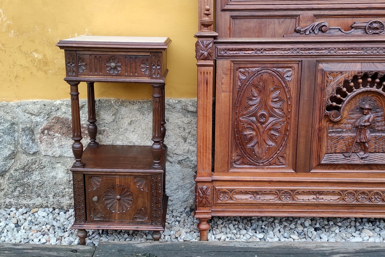 Starožitná postel s řezbou a noční stolek