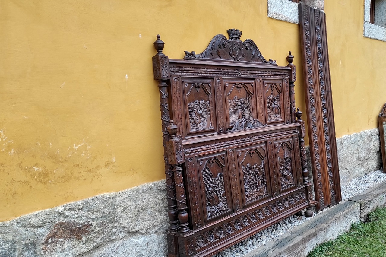 Dubová vyřezávaná postel s vesnickou scenerií