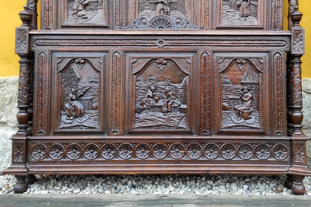 Dubová vyřezávaná postel s vesnickou scenerií