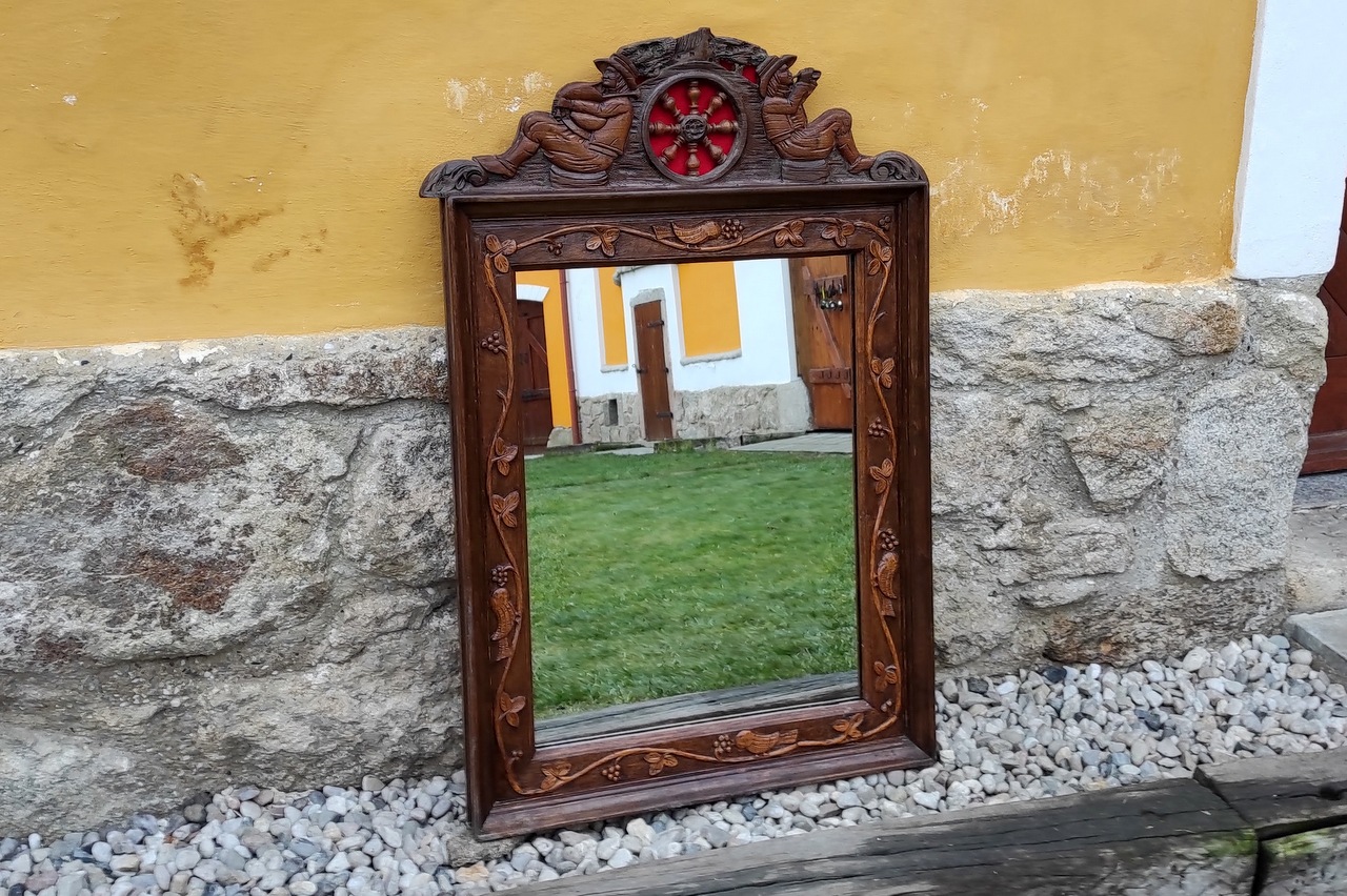 Staré fazetové zrcadlo s vyřezávaným rámem - "Hudebníci"