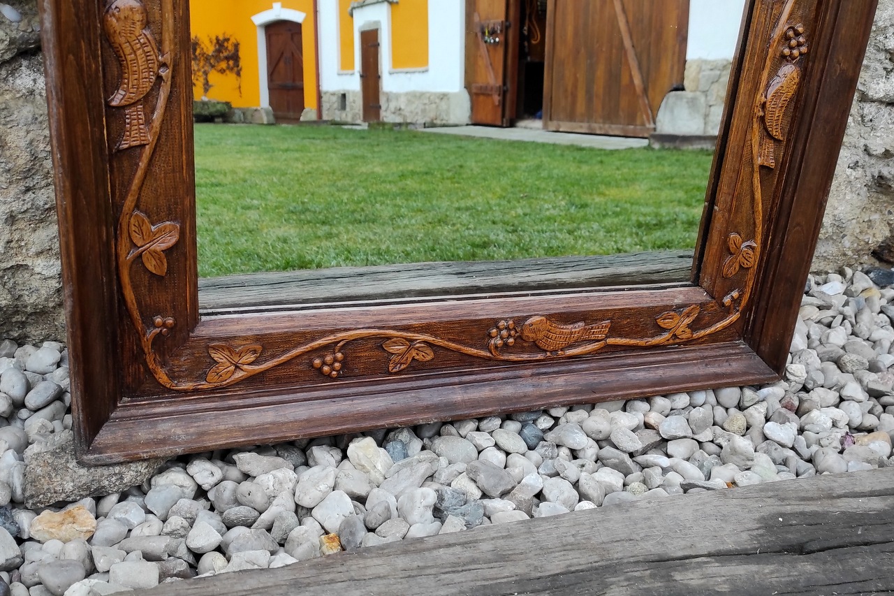 Staré fazetové zrcadlo s vyřezávaným rámem - "Hudebníci"