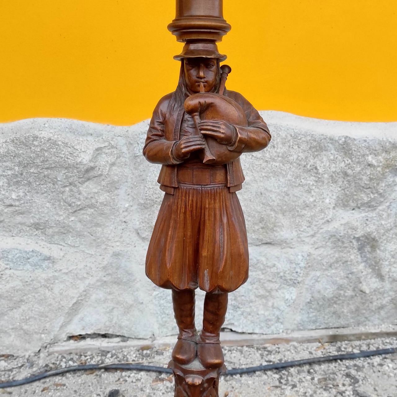 Starý stojan na květiny nebo lampičku s řezbou