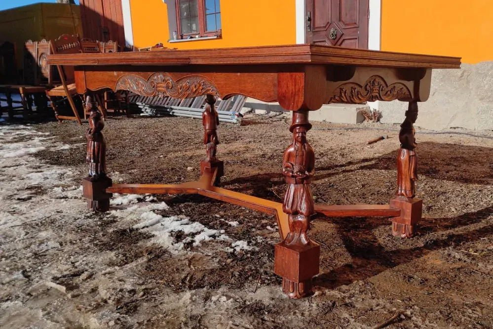 Masivní dubový rozkládací stůl s figurální řezbou