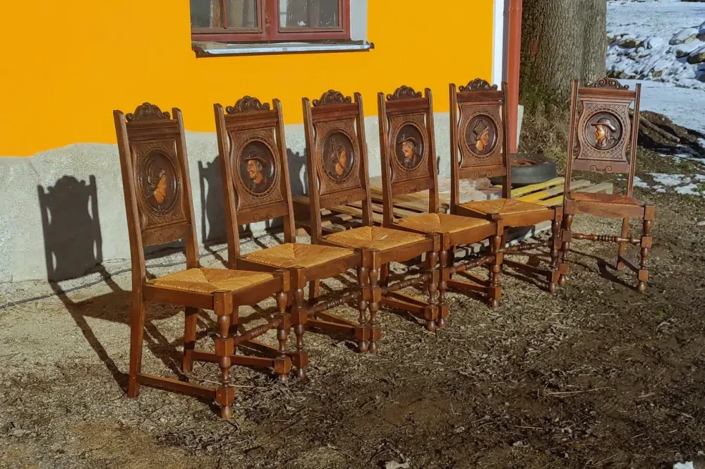 Soubor 6-ti ks dubových židlí - vyřezány portréty