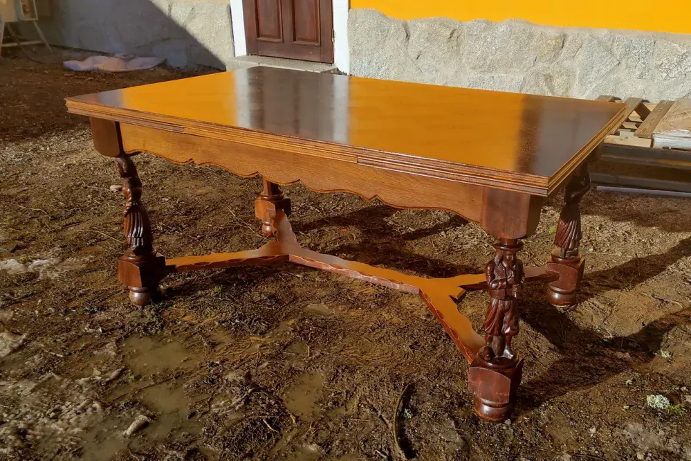 Masivní dubový rozkládací stůl s řezbou