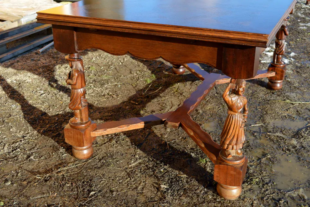 Masivní dubový rozkládací stůl s řezbou