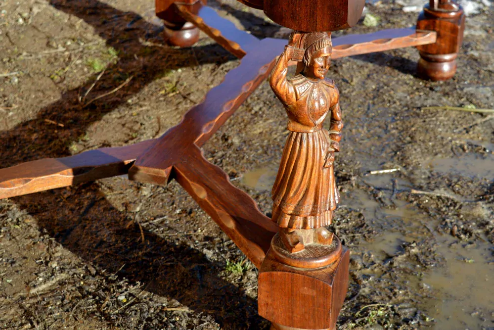 Masivní dubový rozkládací stůl s řezbou