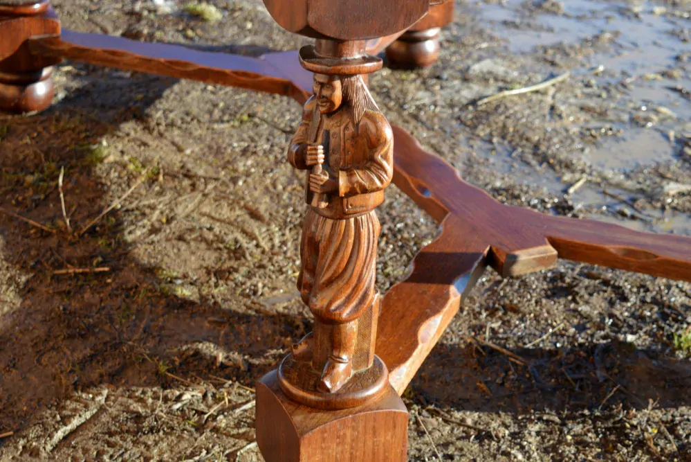 Masivní dubový rozkládací stůl s řezbou