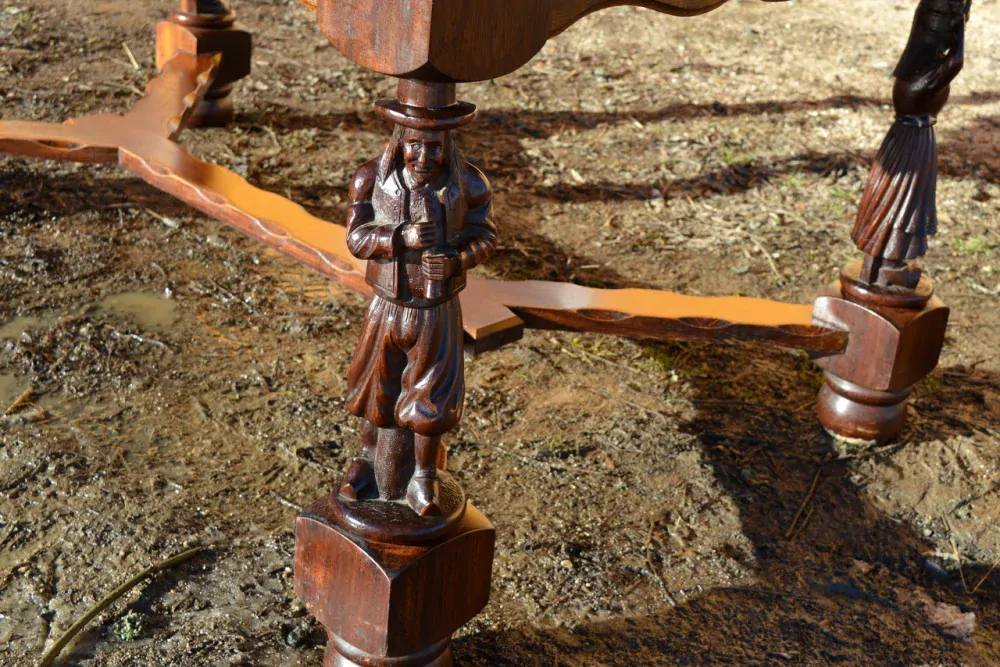 Masivní dubový rozkládací stůl s řezbou