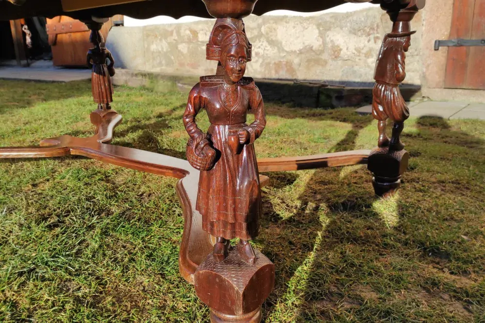 Masivní dubový rozkládací stůl s figurální řezbou