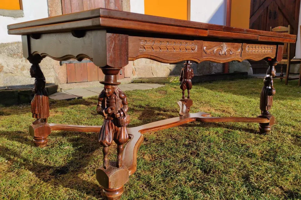 Masivní dubový rozkládací stůl s figurální řezbou