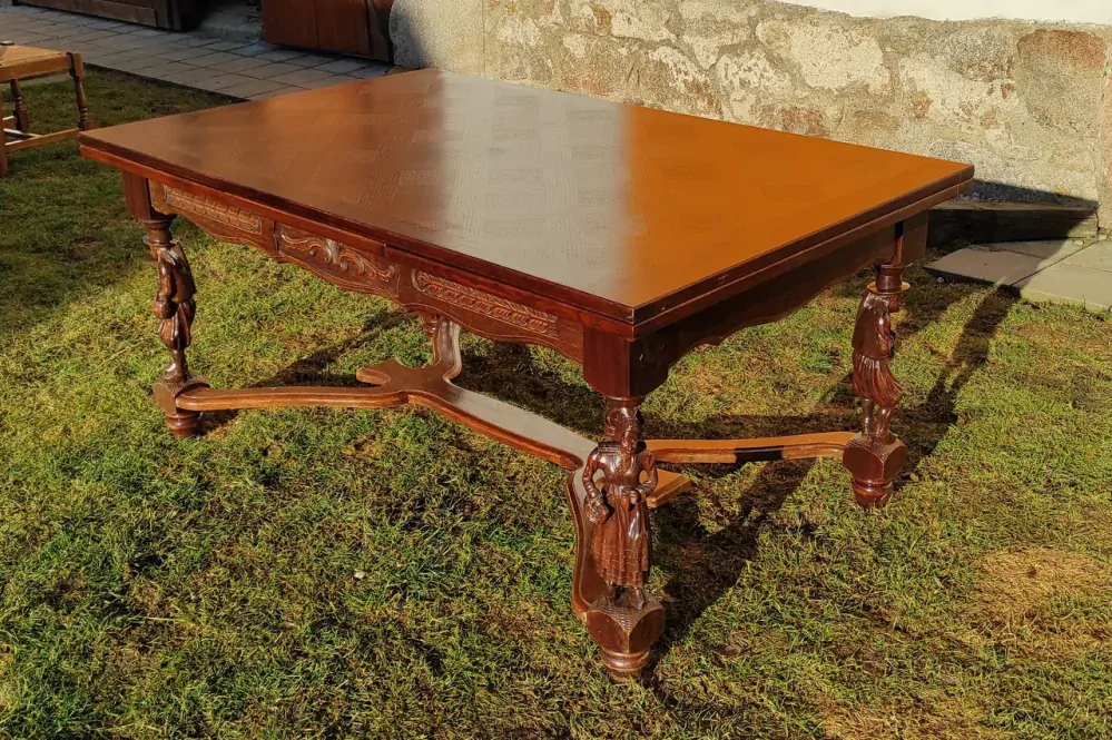 Masivní dubový rozkládací stůl s figurální řezbou
