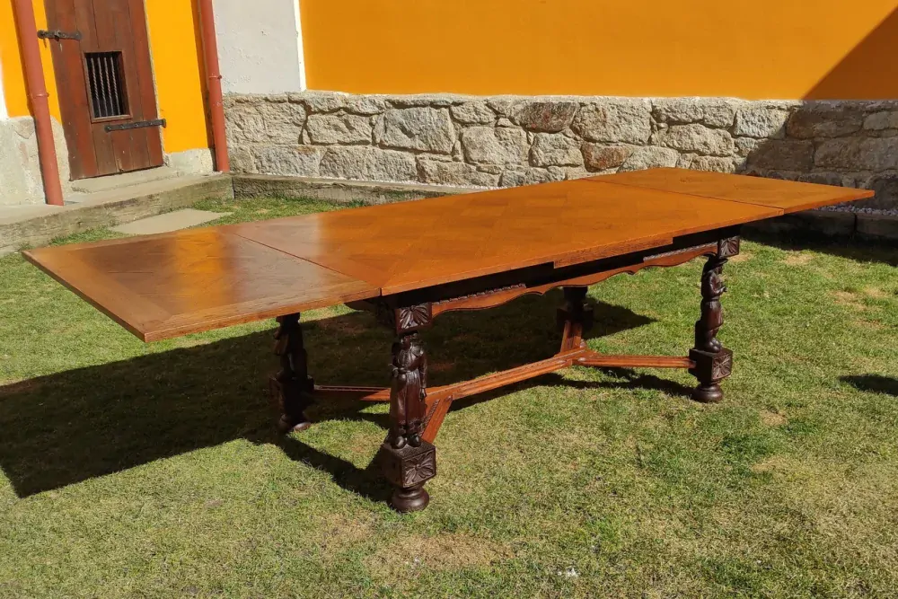 Masivní dubový rozkládací stůl s figurální řezbou
