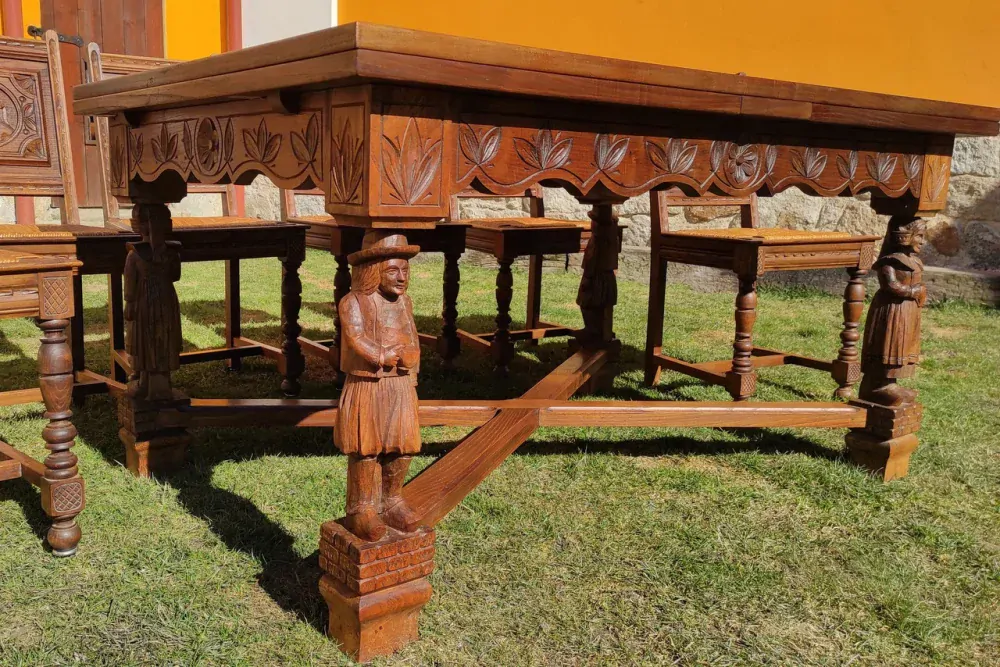 Rozkládací stůl z masivu s figurální řezbou