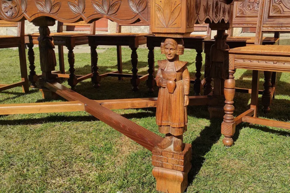 Rozkládací stůl z masivu s figurální řezbou
