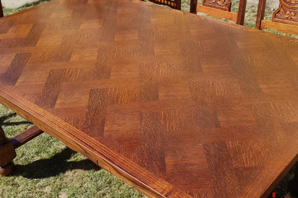 Masivní dubový rozkládací stůl s řezbou