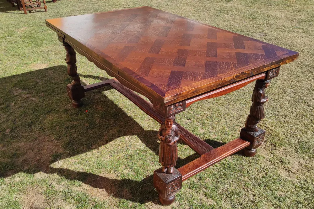 Masivní dubový rozkládací stůl s řezbou