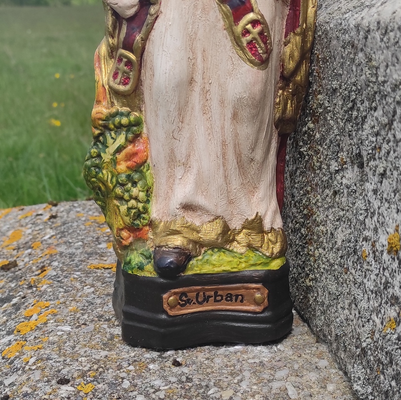 Soška Svatý Urban - patron vinařů a bednářů - červený 37 cm